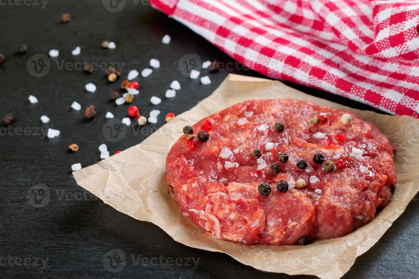 escalope de burger de bœuf crue maison photo