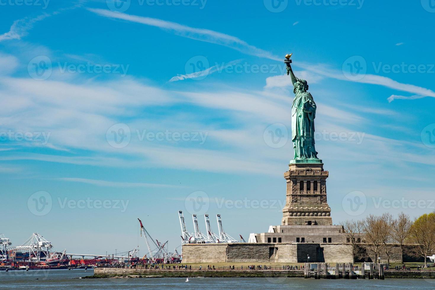 new york manhattan statue de la liberté selfie touristique avec smartphone photo