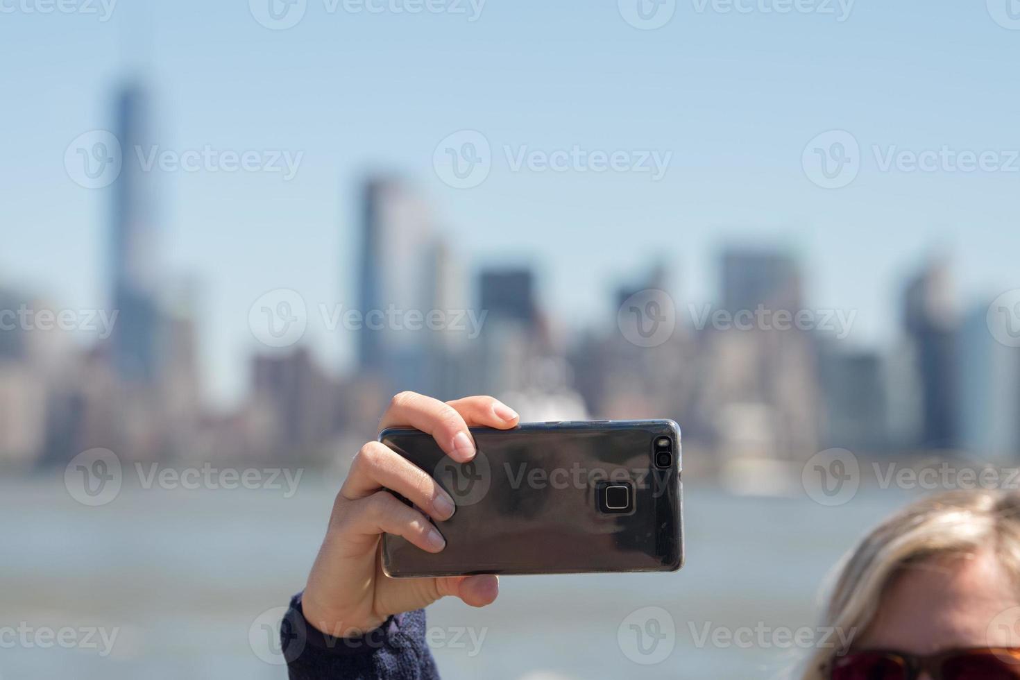 new york manhattan statue de la liberté selfie touristique avec smartphone photo