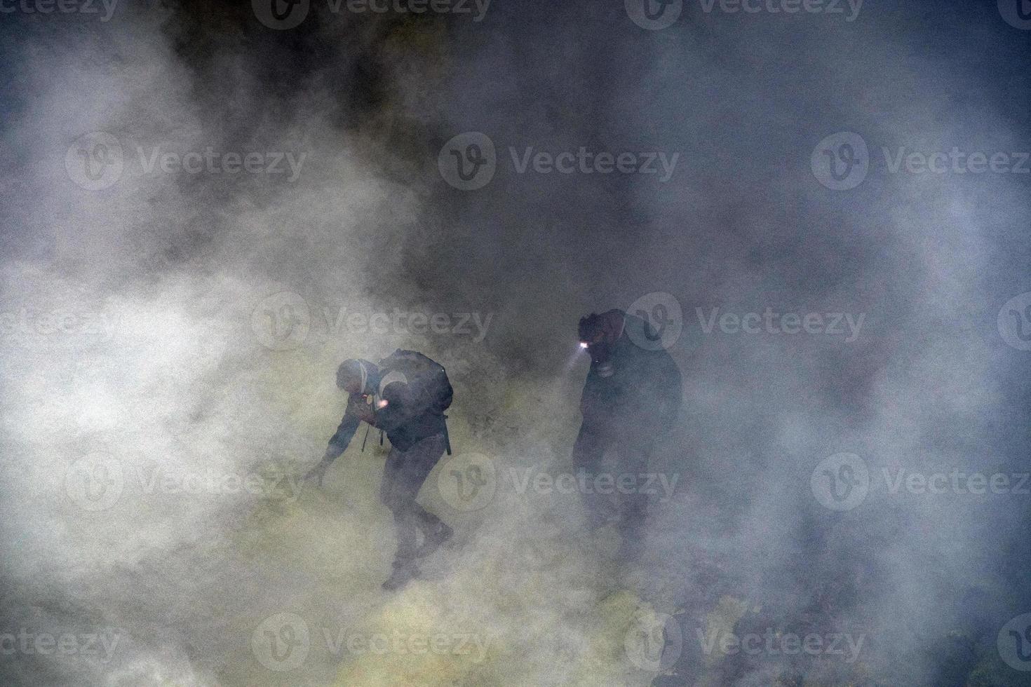 bali volcan agung ijen flammes en éruption photo