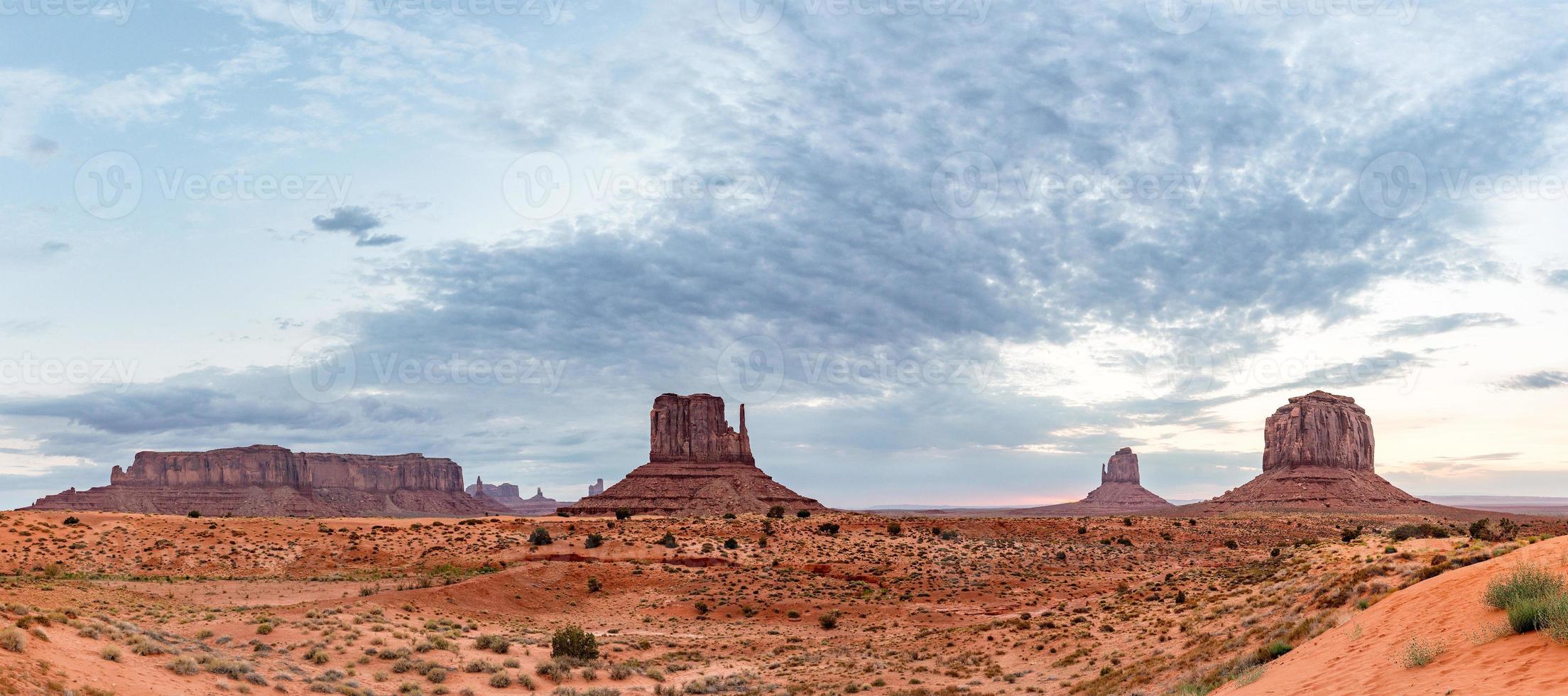 vue sur la vallée des monuments au coucher du soleil photo