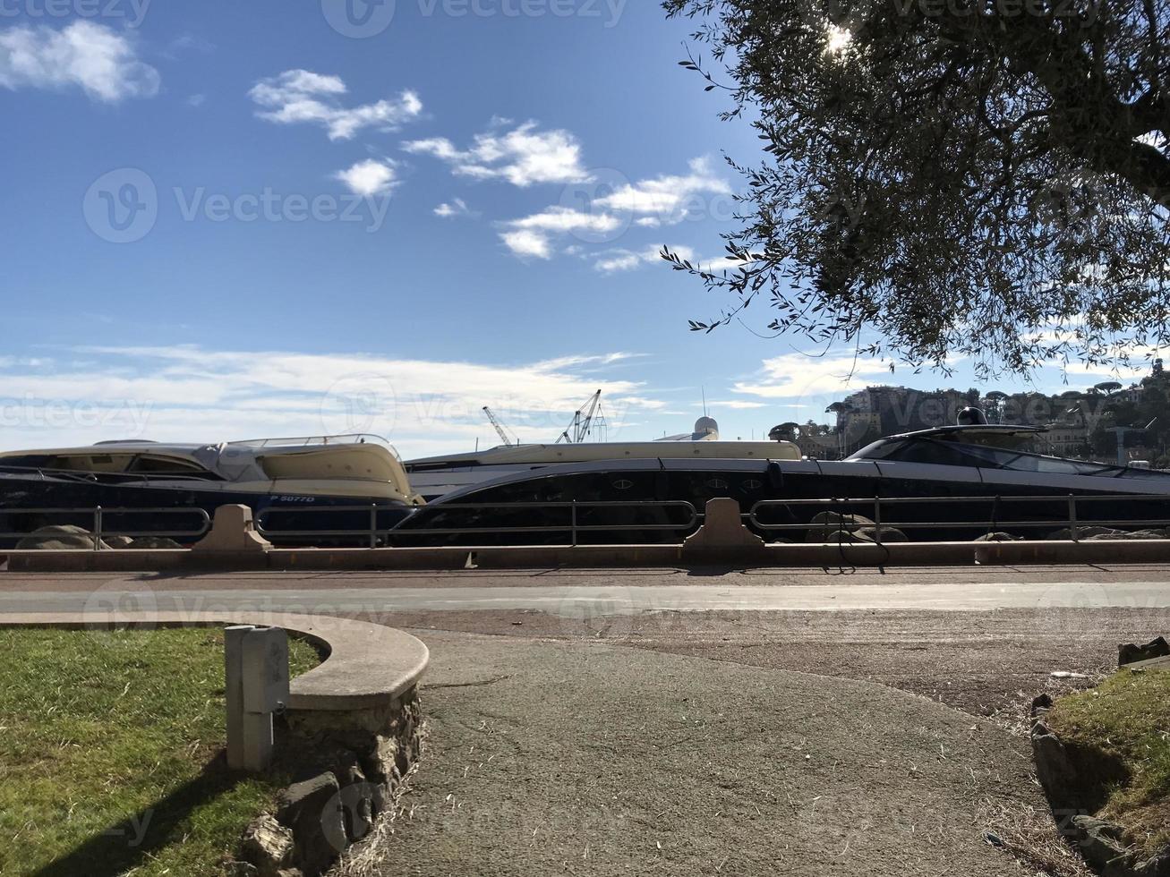 bateaux détruits par l'ouragan de tempête à rapallo, italie photo