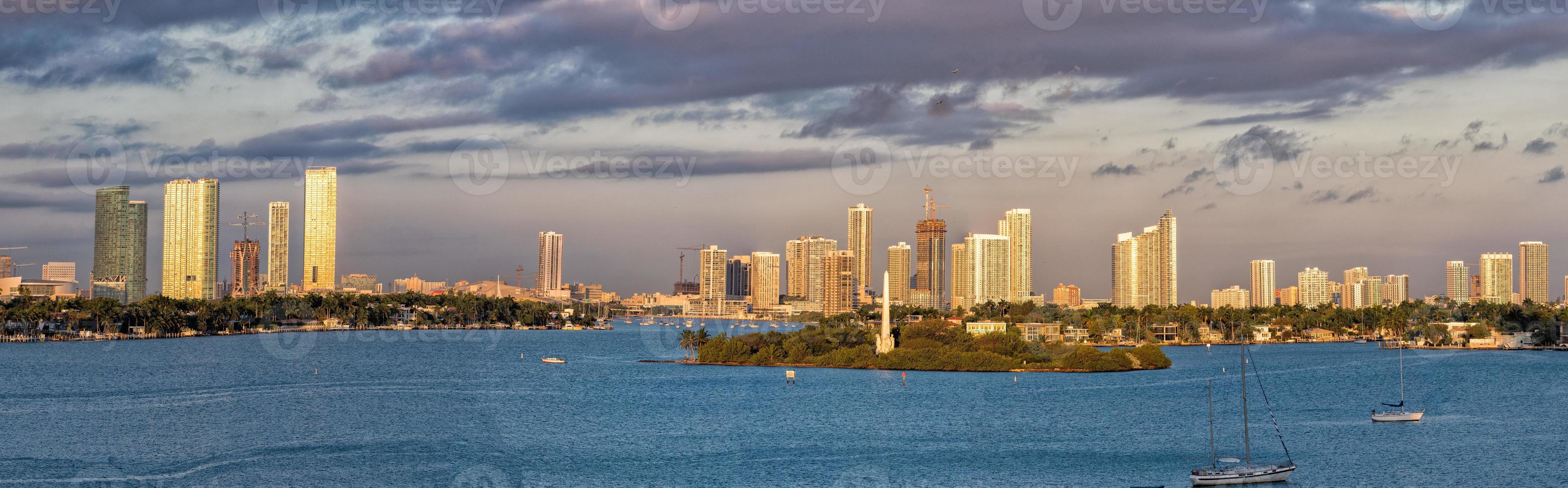 panorama du paysage urbain de miami au lever du soleil photo