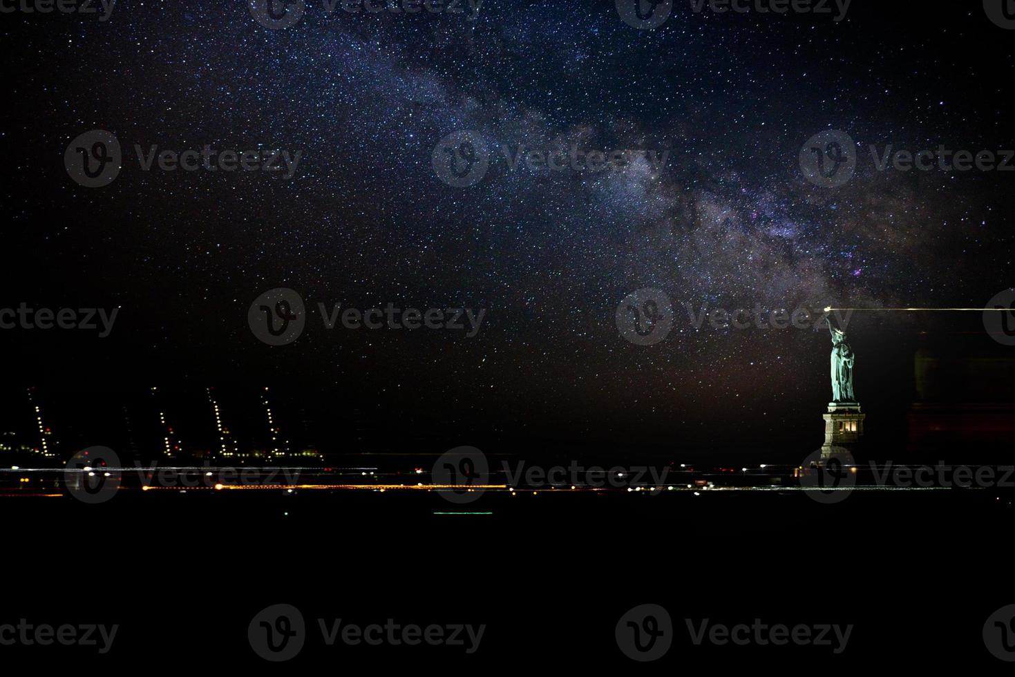 effet de déplacement sur la statue de la liberté de new york la nuit étoilée photo