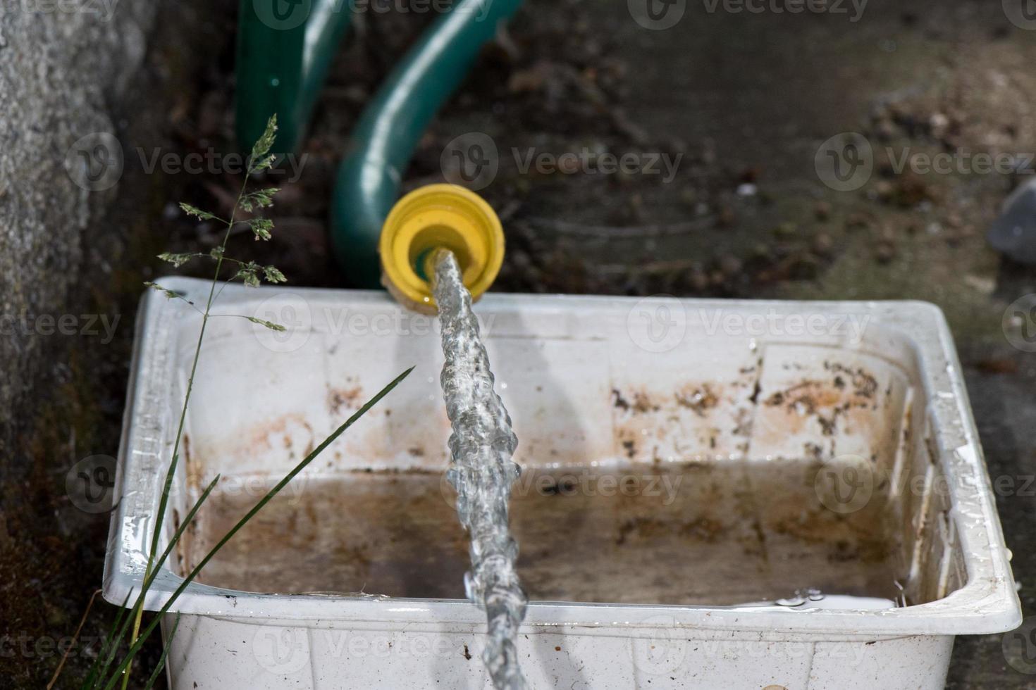 l'eau qui tombe du robinet ouvert photo