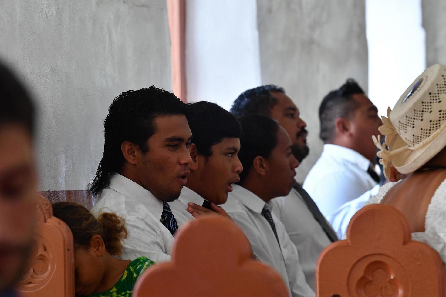aitutaki, île cook - 27 août 2017 - population locale à la messe photo