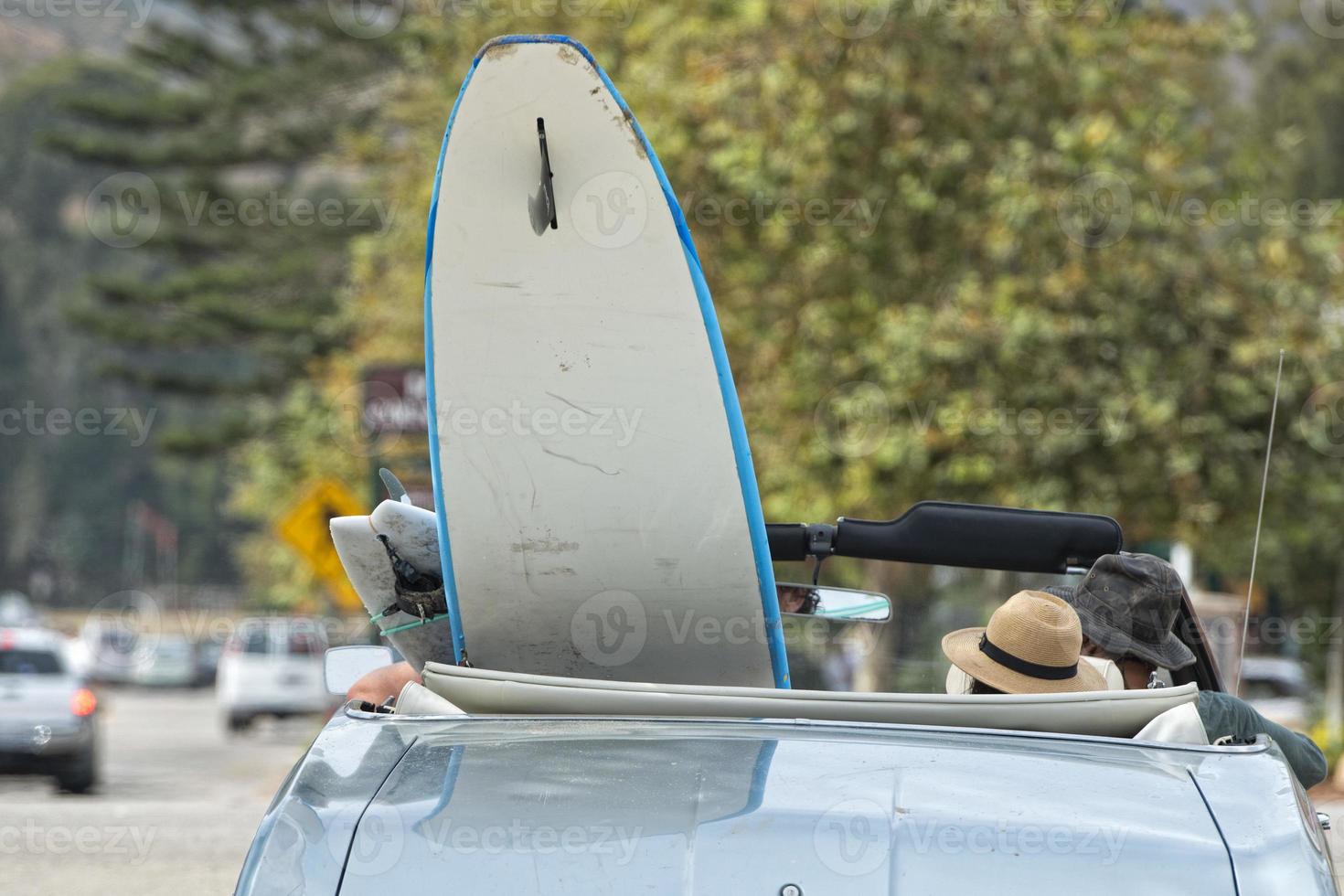Planche de surf dans une voiture d'époque en Californie photo