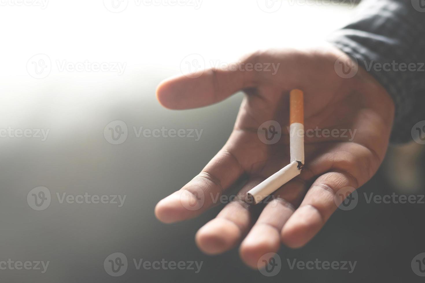 homme arrêter de fumer est bon pour la santé. photo