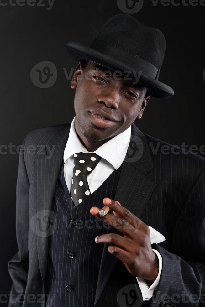 homme mafia afro-américain rétro portant costume rayé et cravate. 1221592  Photo de stock chez Vecteezy