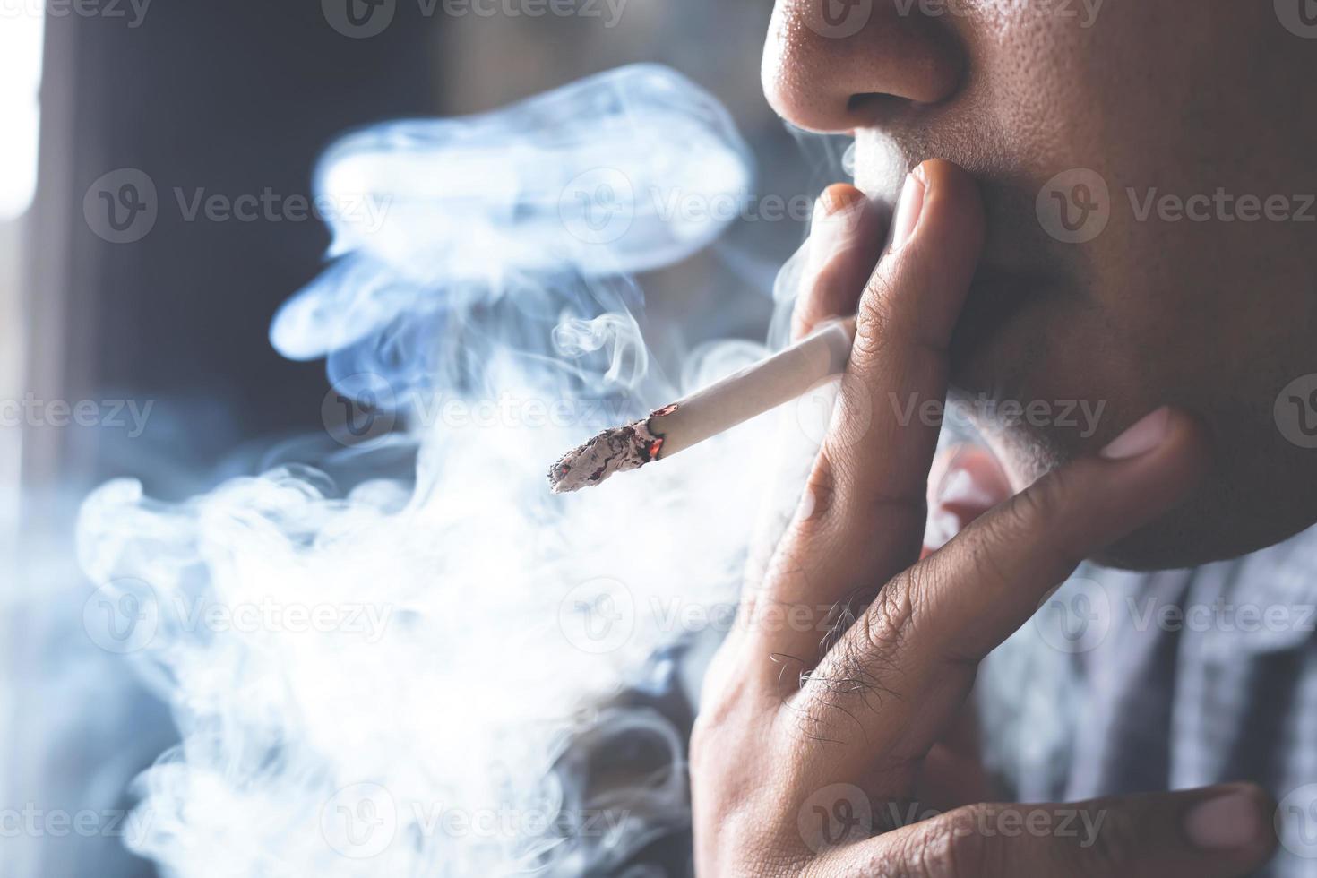 journée mondiale du tabagisme, les hommes fument fumer est nocif pour la santé photo