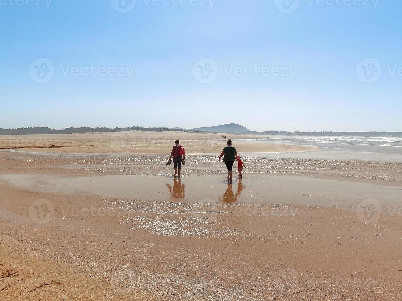 les personnes marchent à la plage de valdovino. valdovino, galice, espagne photo