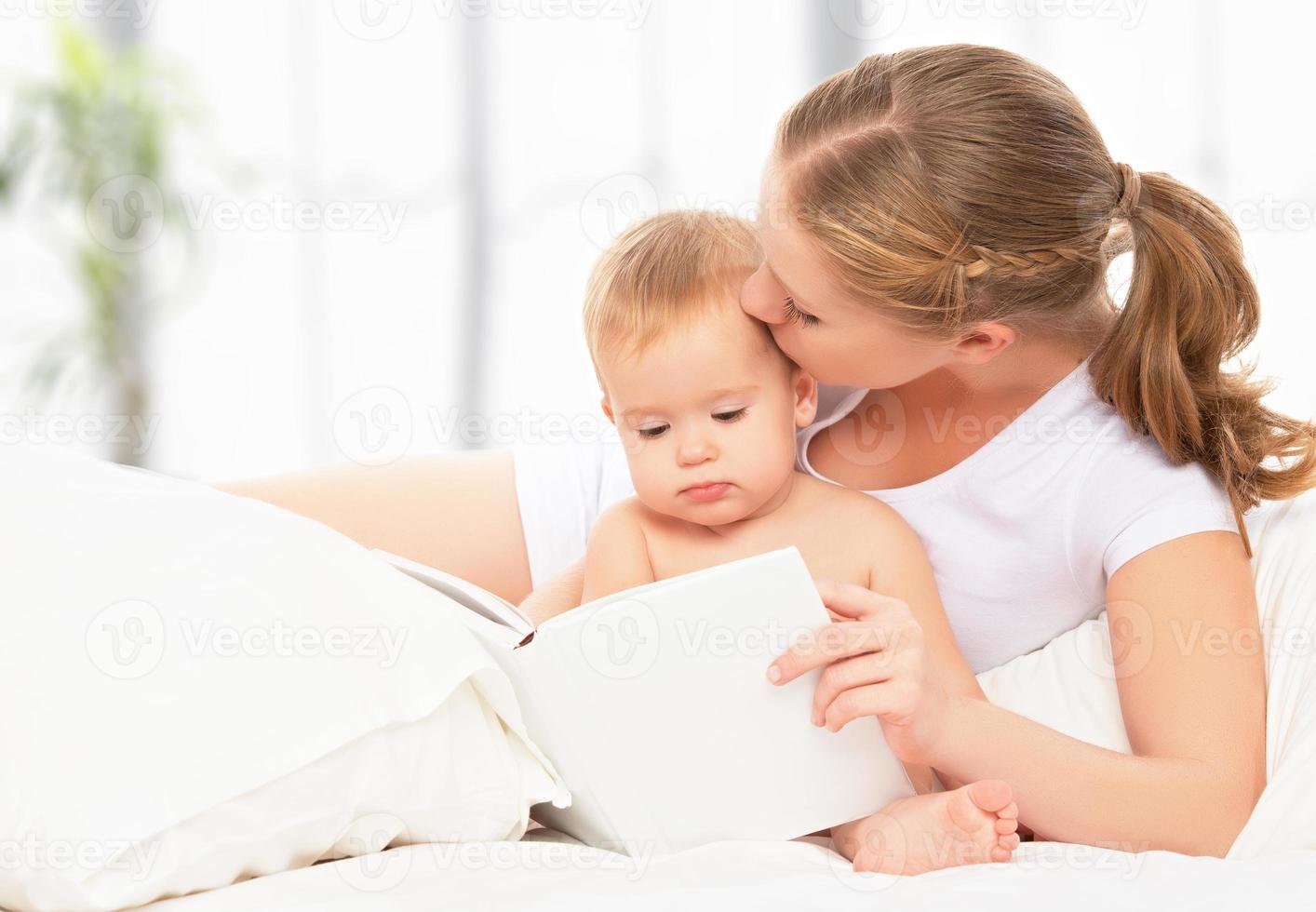 mère, lecture, livre, bébé, lit, avant, aller, dormir photo