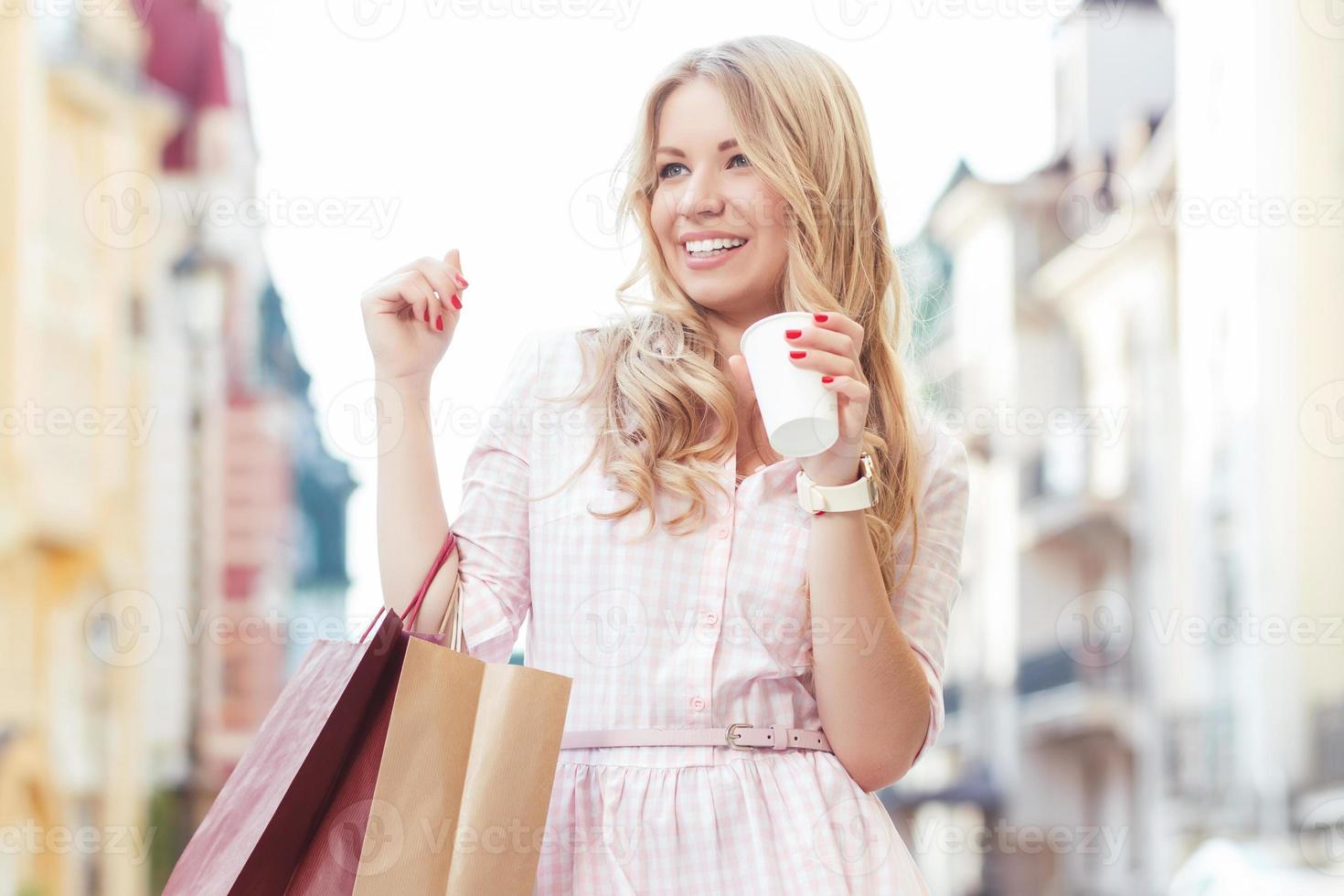 fille blonde s'amuser après le shopping photo