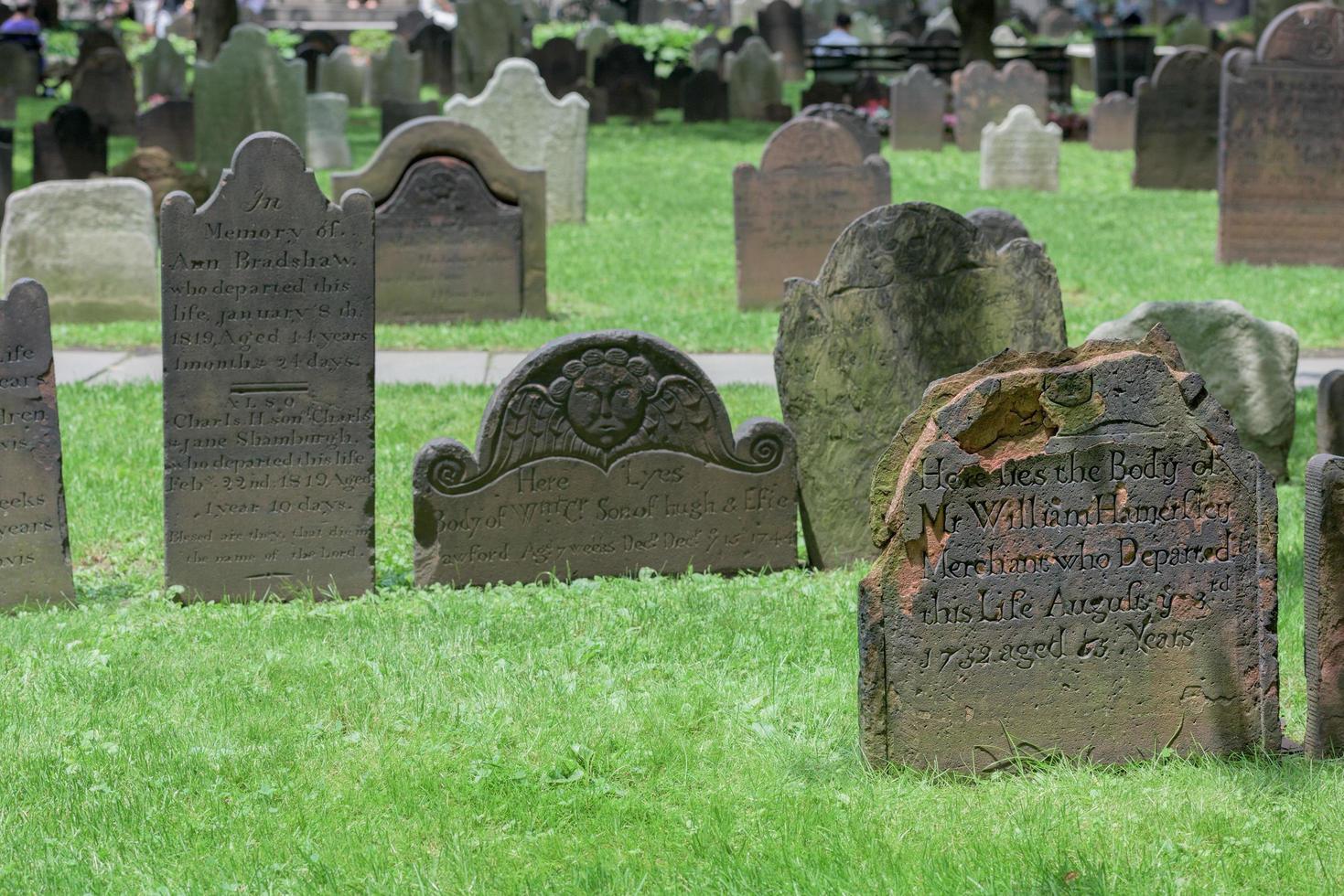 new york - usa - 11 juin 2015 - pierres tombales du jardin de la trinité photo