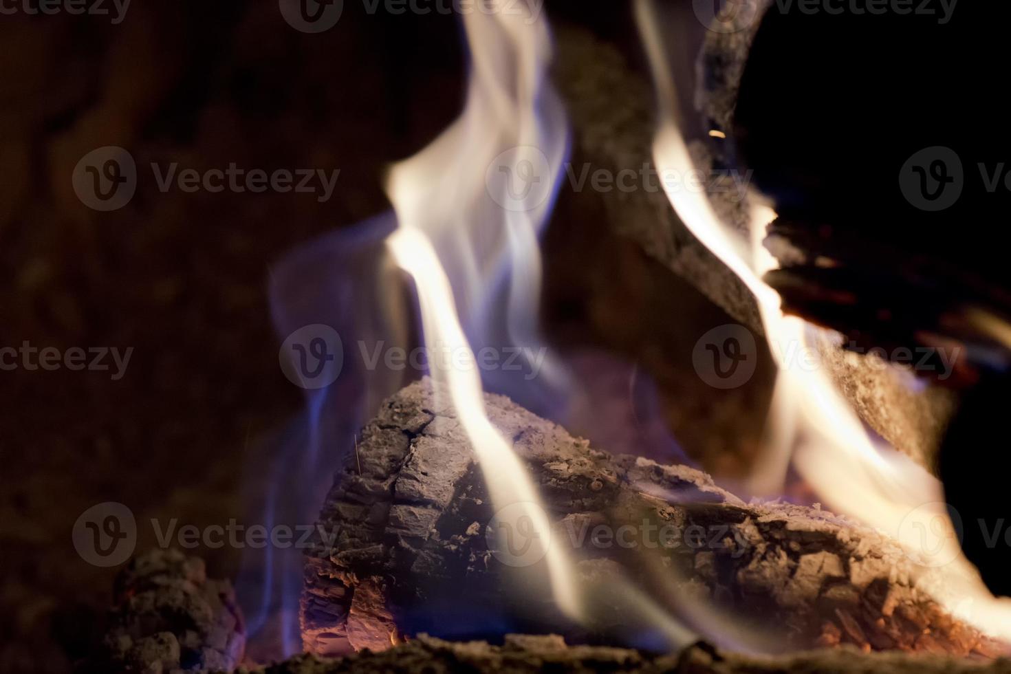 flammes sur braises de bois détail photo