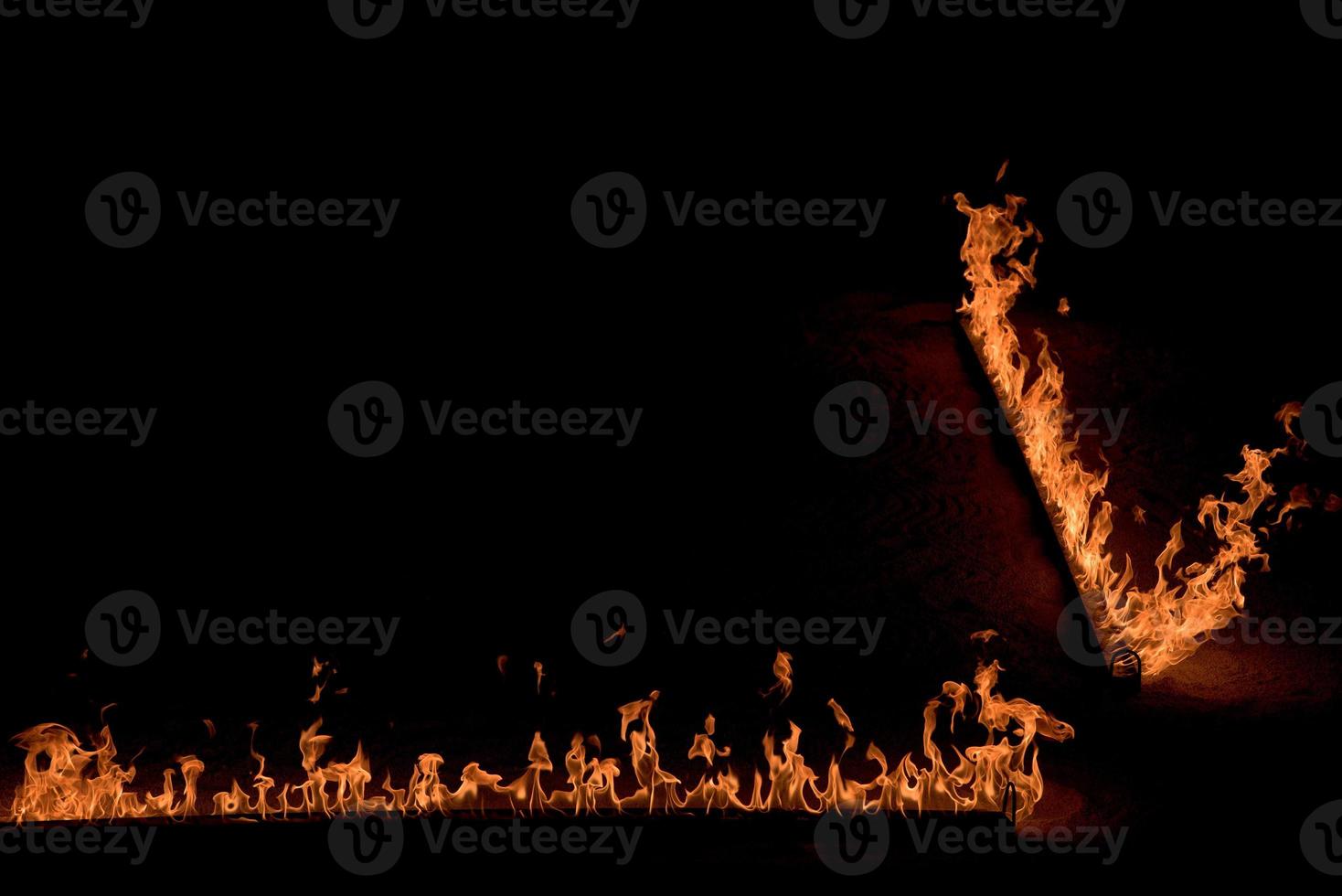 flammes orange sur fond noir photo