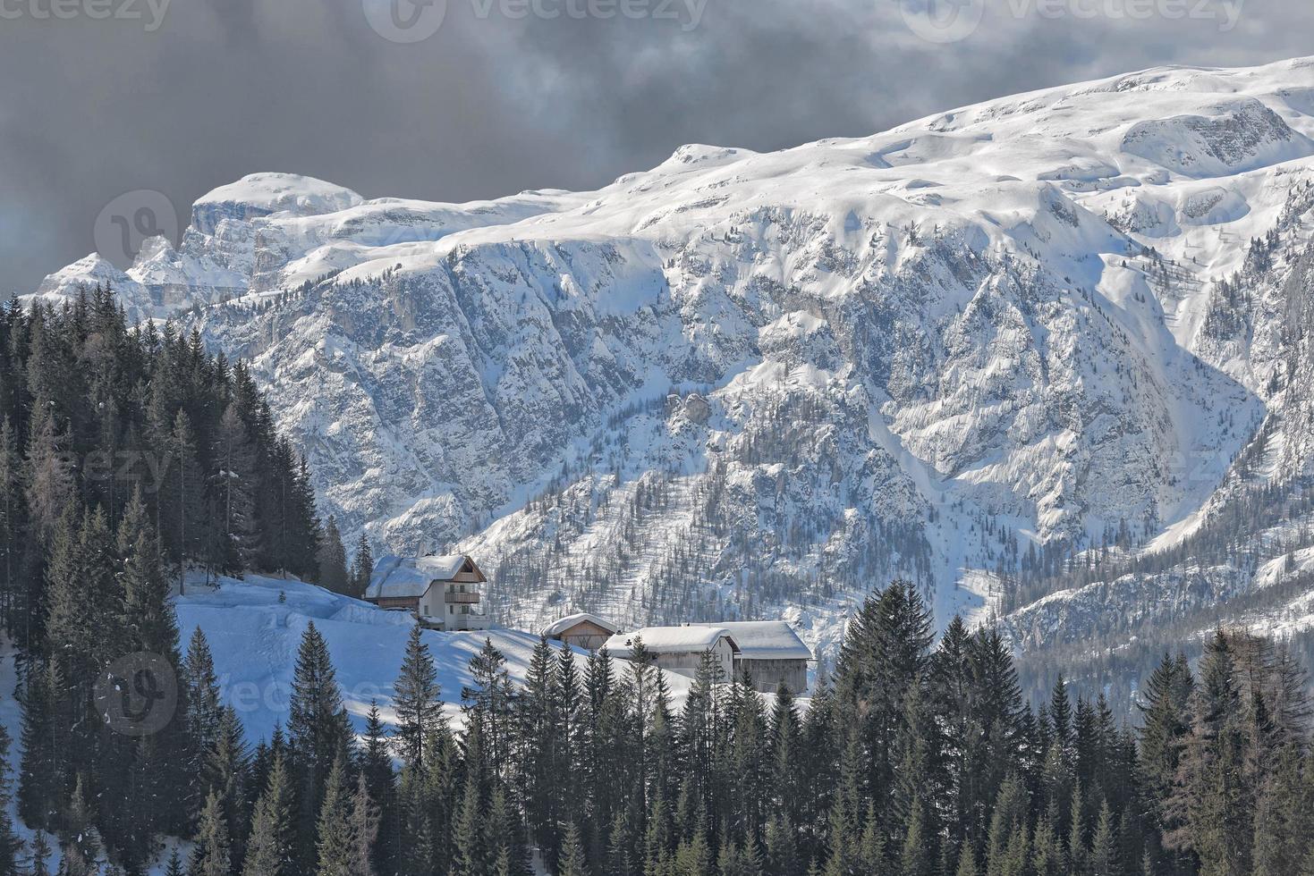 vue sur les montagnes des dolomites en hiver photo