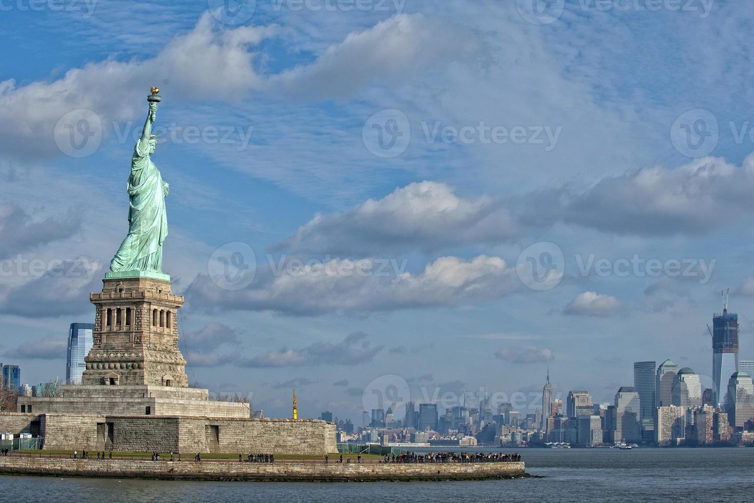 statue de la liberté dans le ciel bleu profond photo