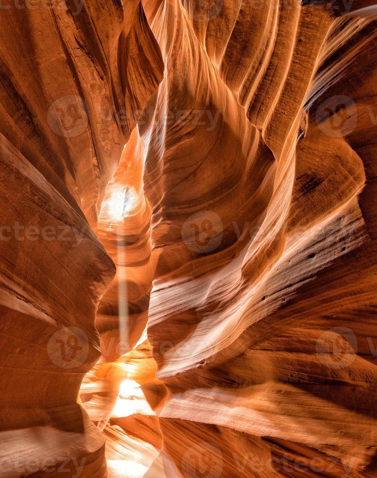 vue sur le canyon des antilopes avec des rayons lumineux photo