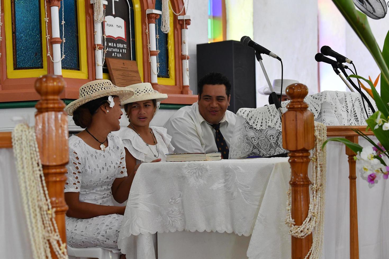 aitutaki, île cook - 27 août 2017 - population locale à la messe photo