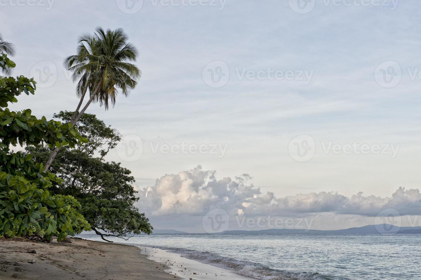 coucher de soleil sur la plage de l'île paradisiaque turquoise photo