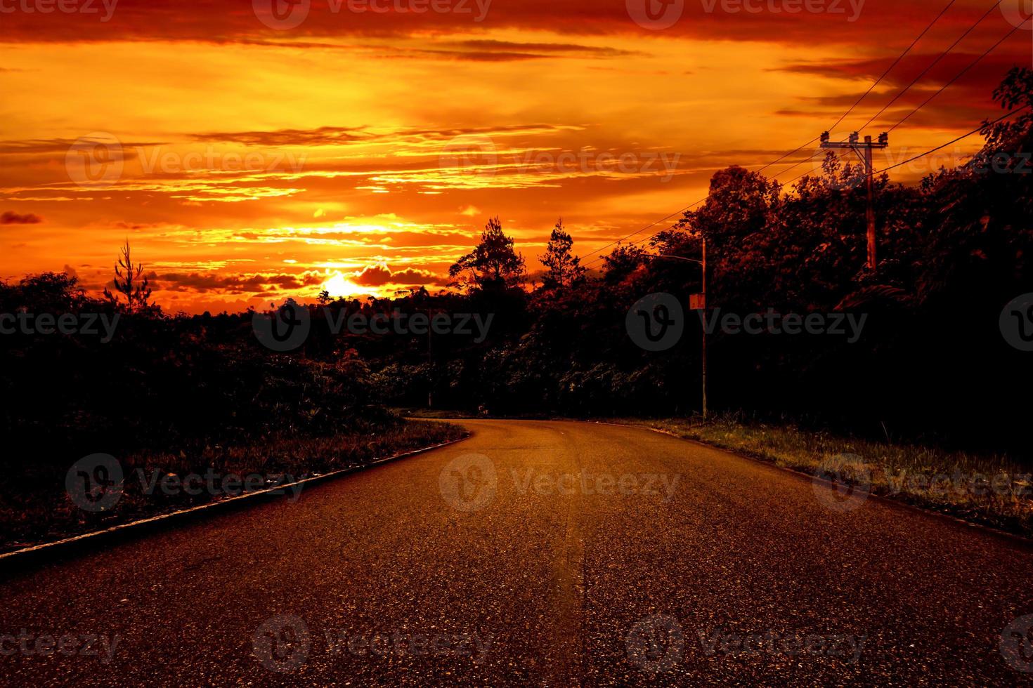 paysage de scène de coucher de soleil sur la route. photo