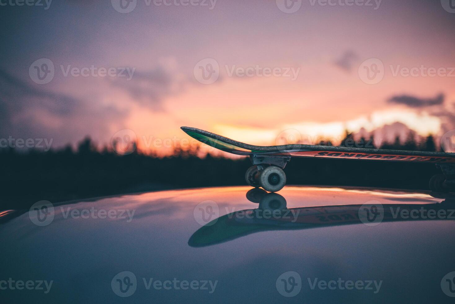 une planche à roulettes sur une surface réfléchissante photo