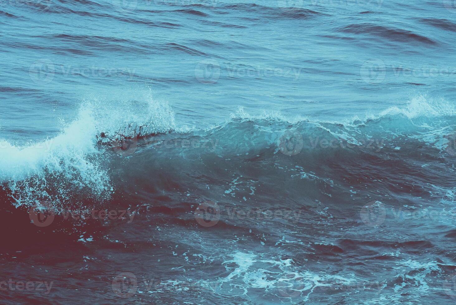 vagues agitées de l'océan à la plage du tunnel photo