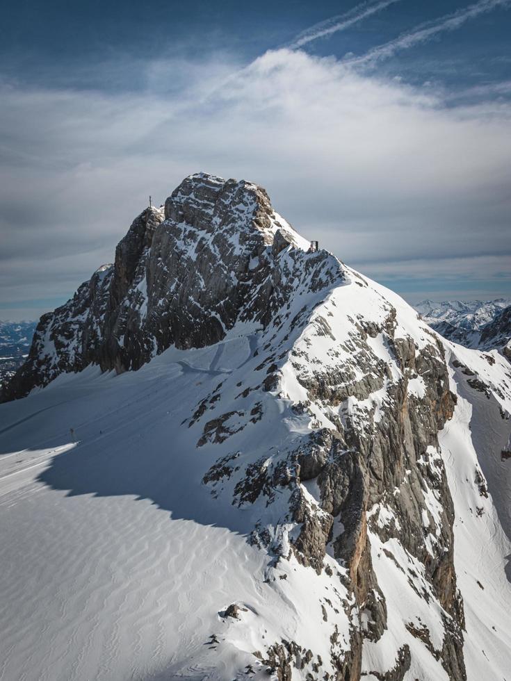 sommet de la montagne dans les alpes photo