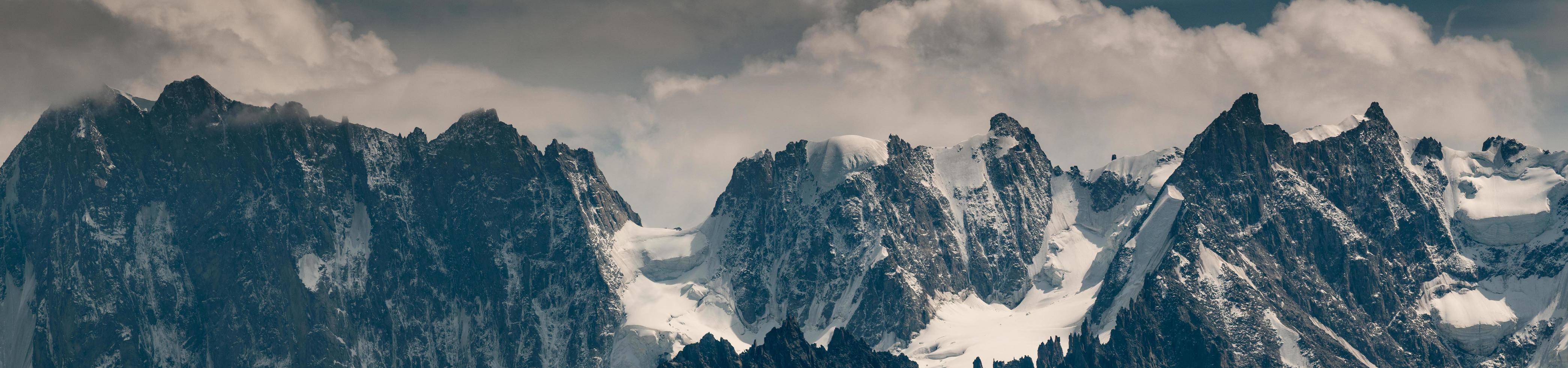 panorama sur la montagne des grandes jorasses photo