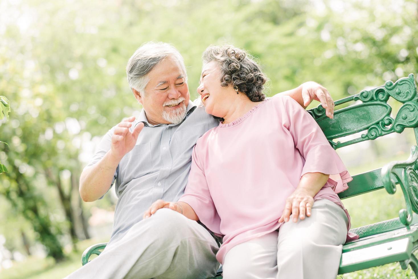 heureux couple de personnes âgées ayant du bon temps au parc photo
