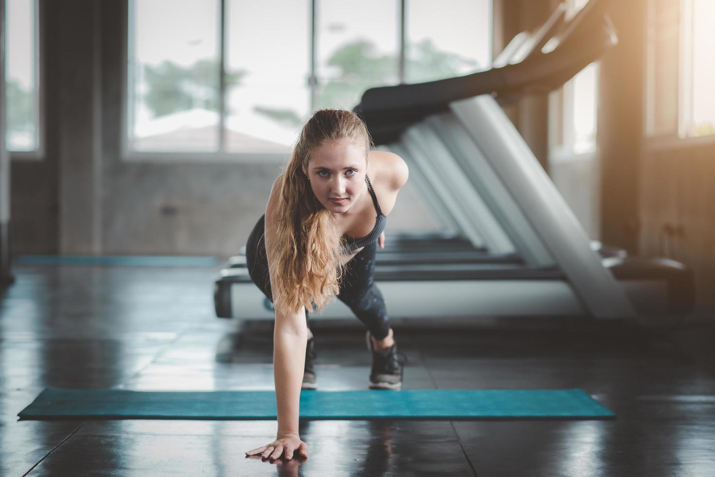 femme, faire, une seule main, pushup, dans, gymnase photo