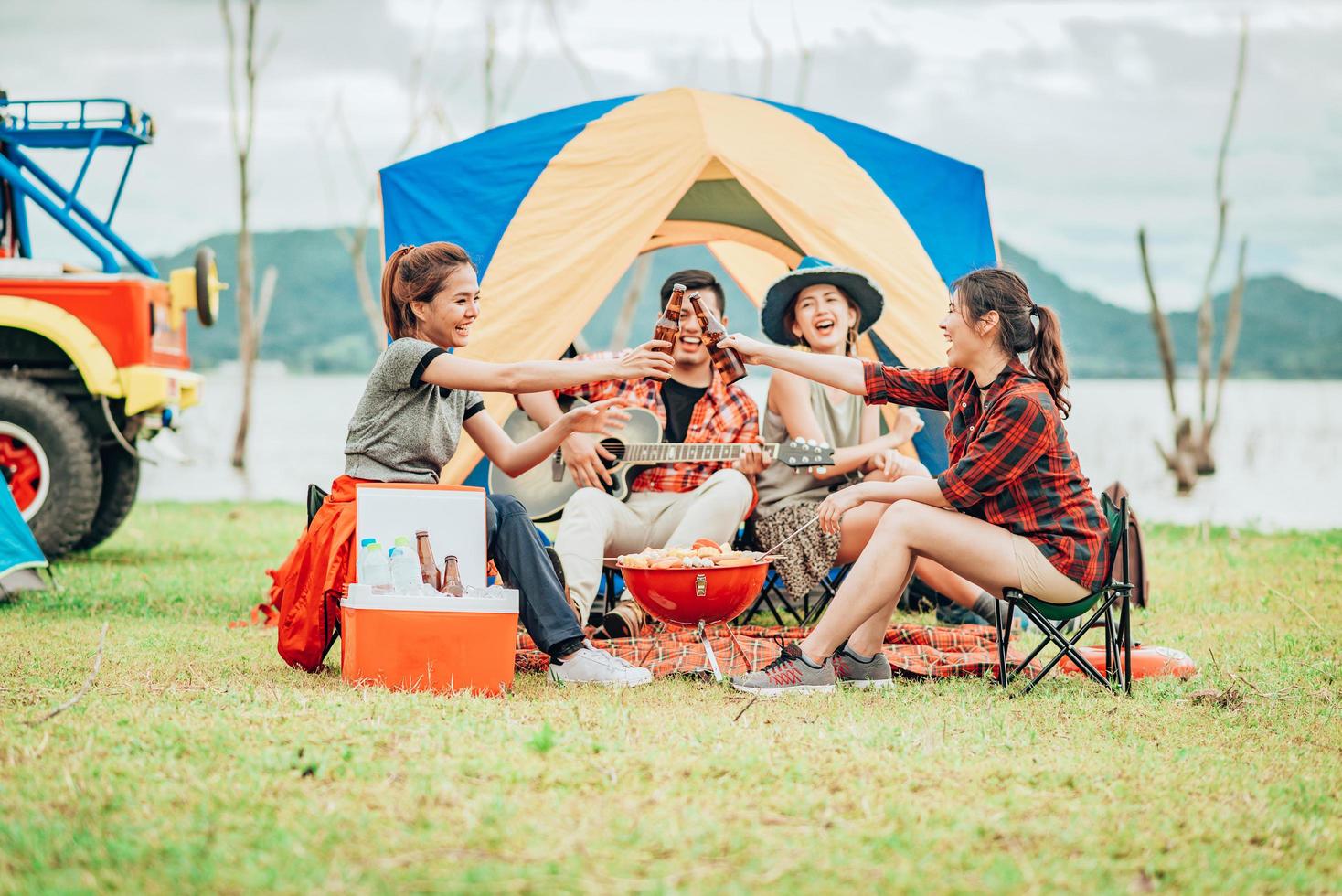 groupe d'amis camping photo