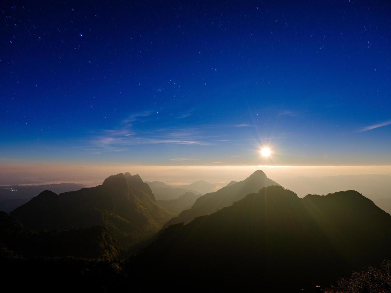 vue sur les montagnes avec un ciel étoilé bleu photo