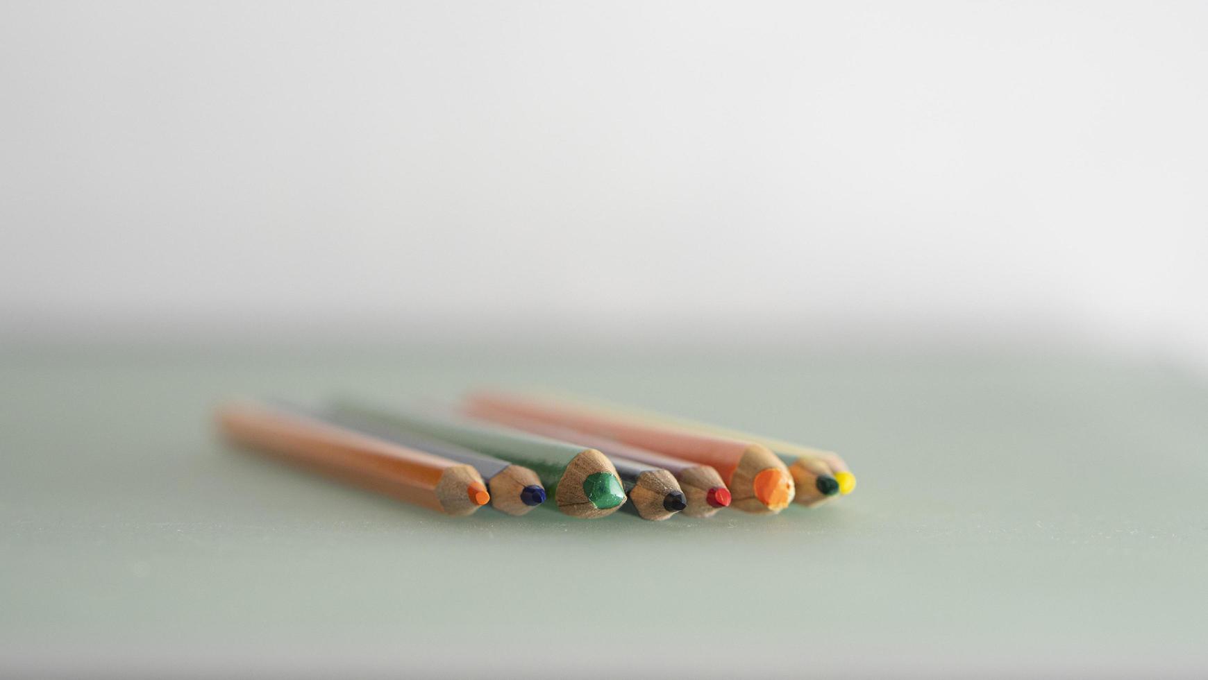 crayons de couleur sur fond neutre photo