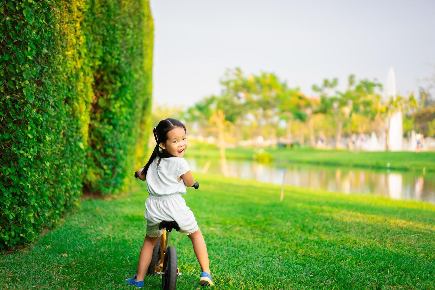 jeune fille, promenades, vélo équilibre, dans parc photo