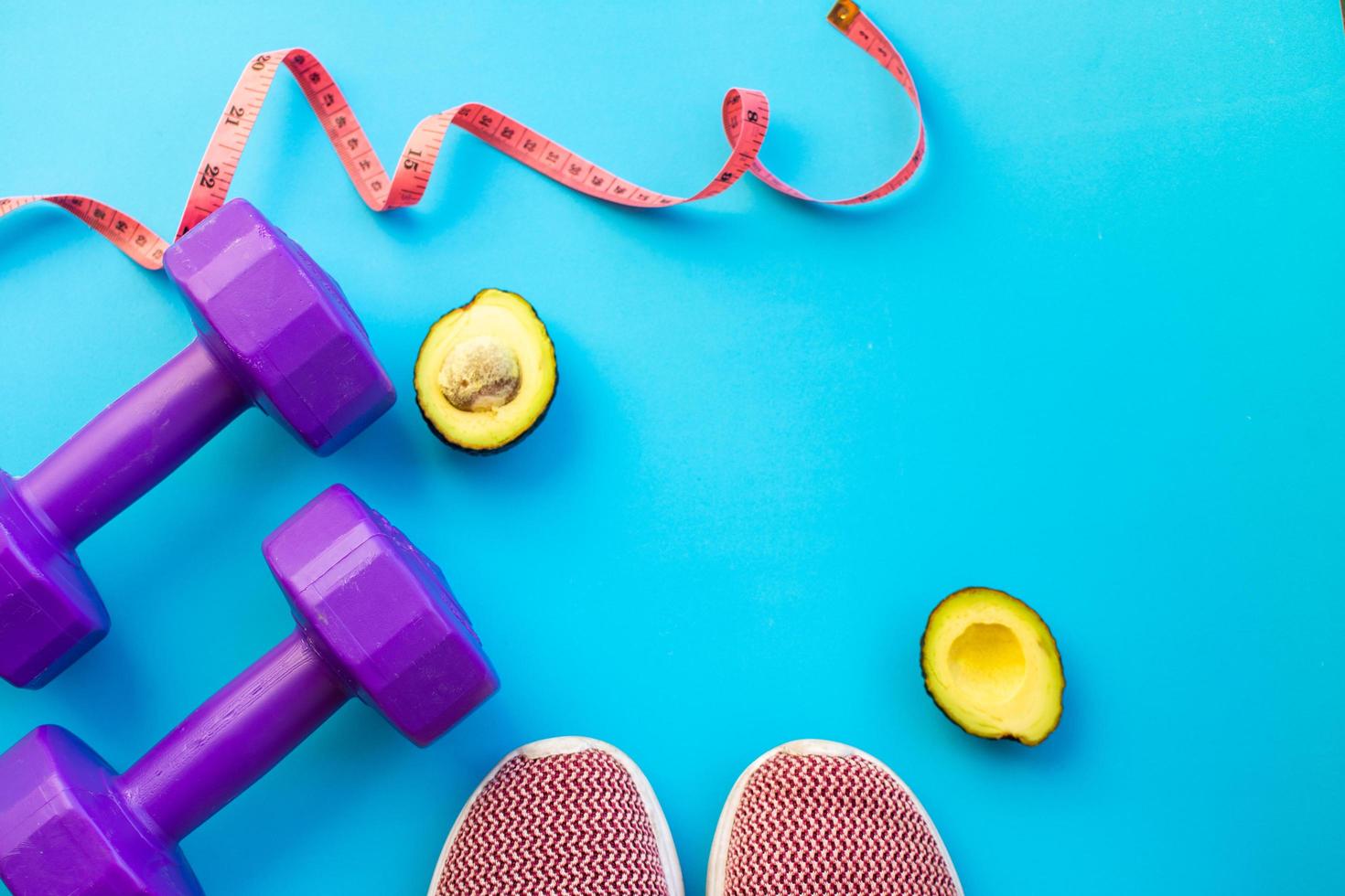 équipement de fitness sur fond de couleur photo