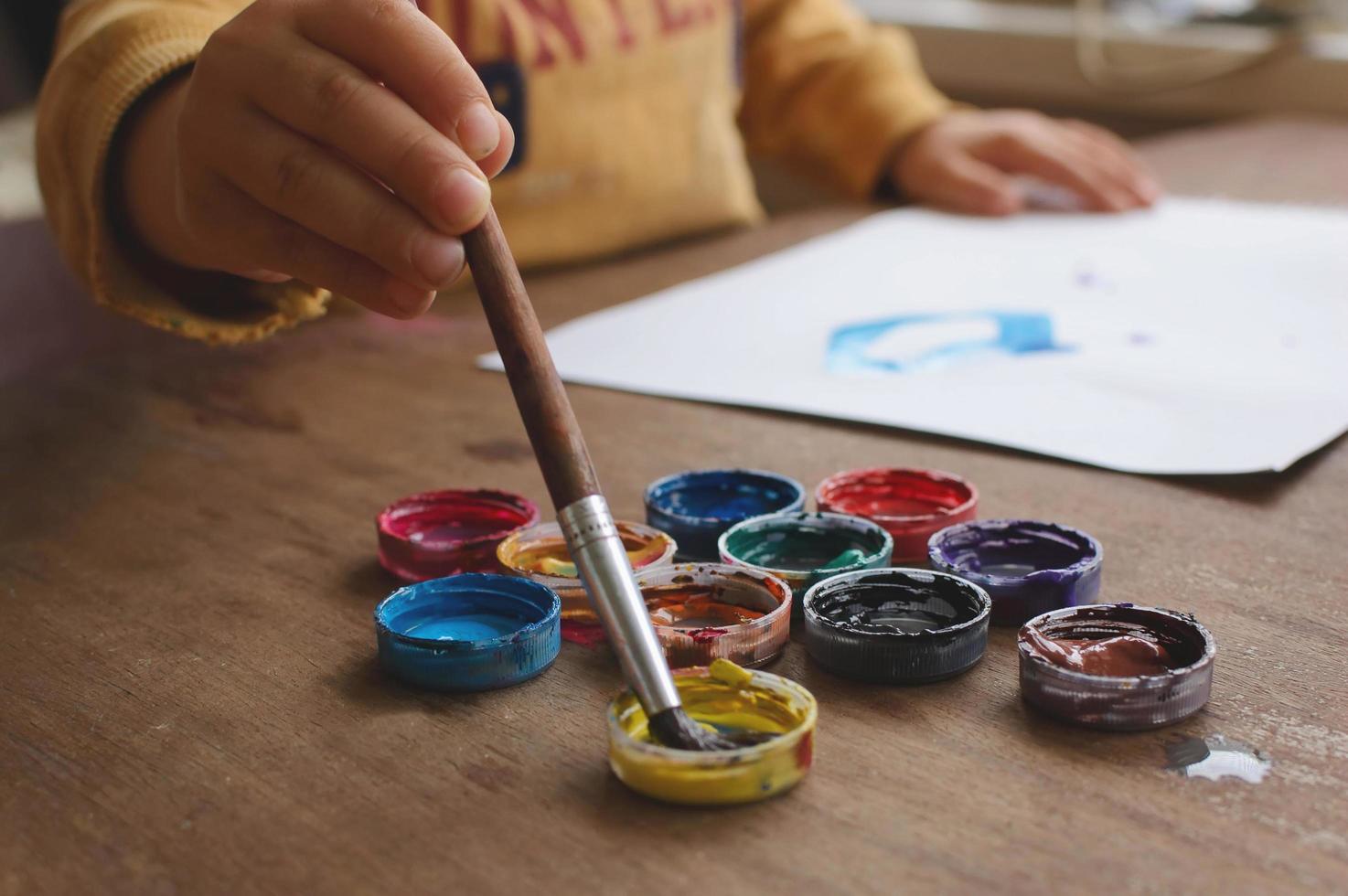 peinture à la main de l'enfant photo