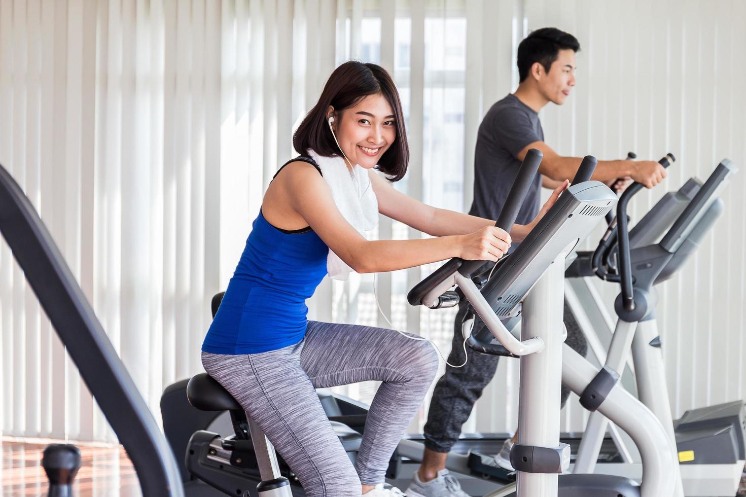 femme et homme exerçant dans la salle de gym photo