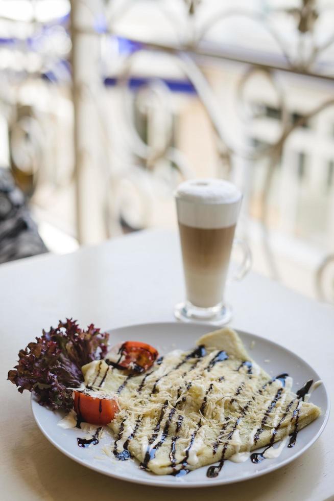 petit déjeuner crêpe avec latte sur balcon photo