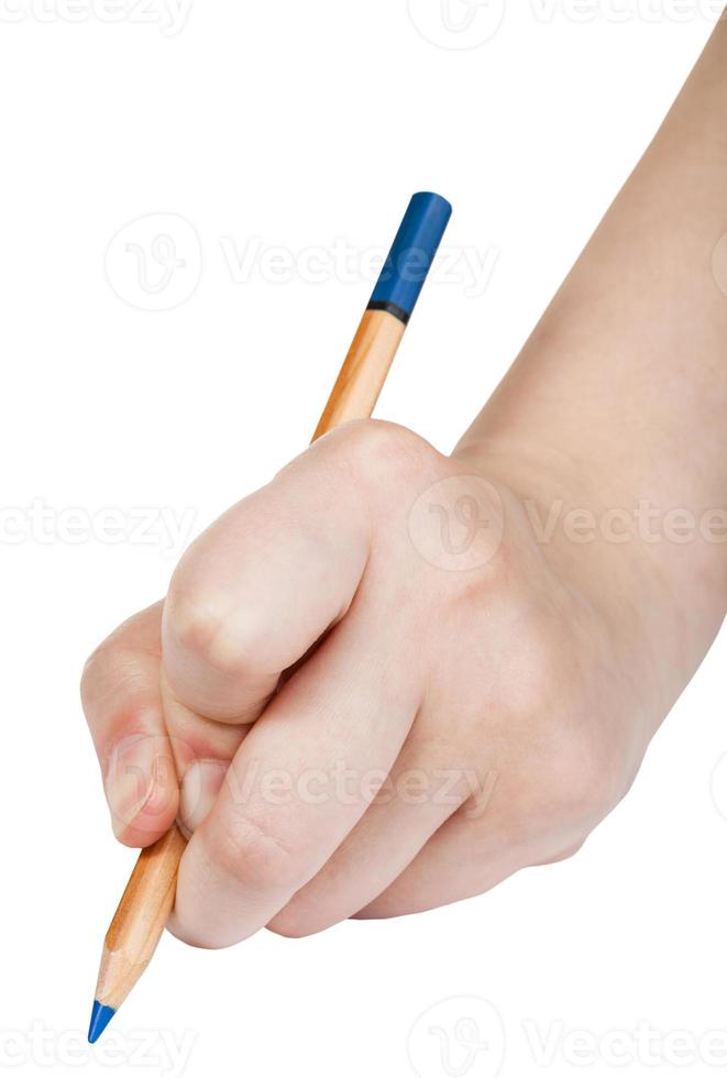La main dessine au crayon bleu en bois isolé photo