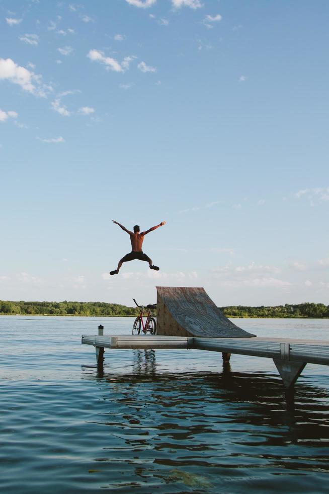 saut à vélo dans le lac photo