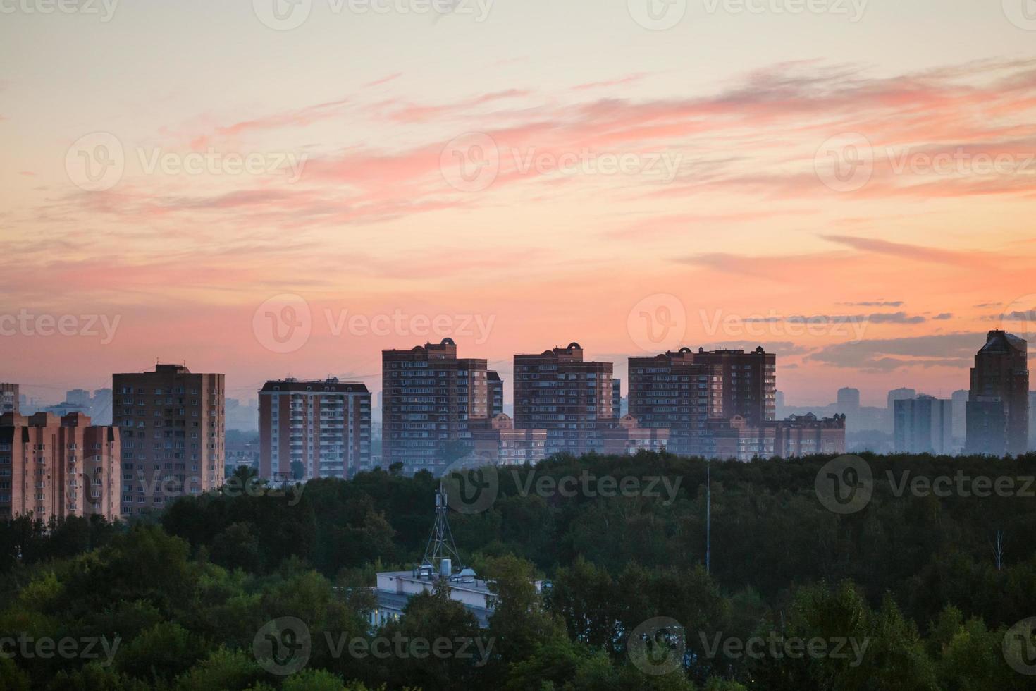 lever de soleil tôt dans la ville photo