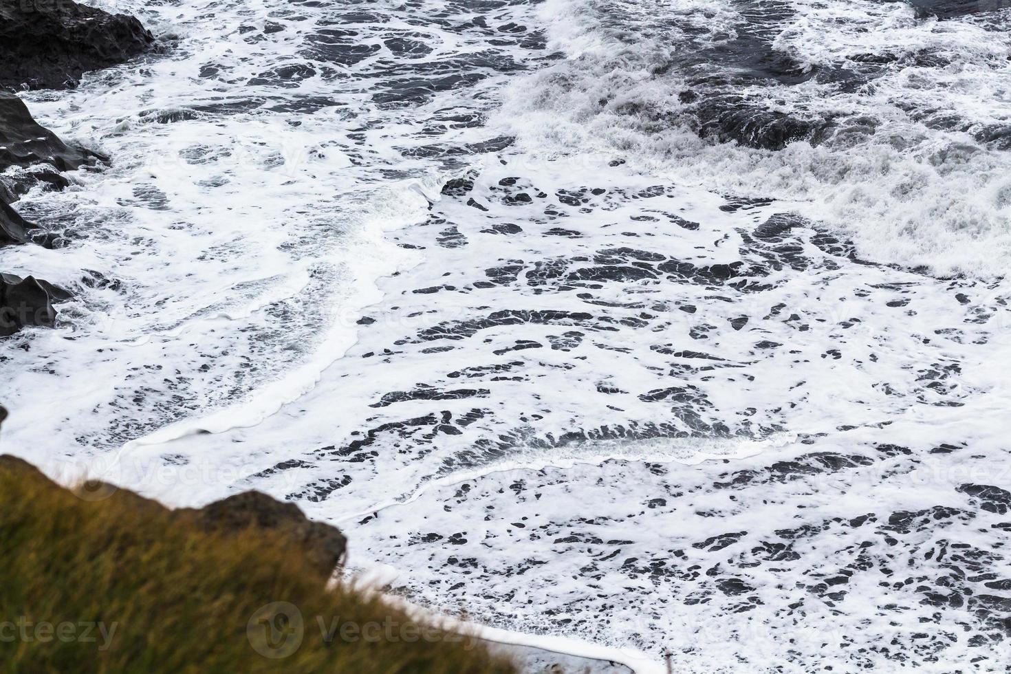 océan surf près de vik i myrdal village en islande photo