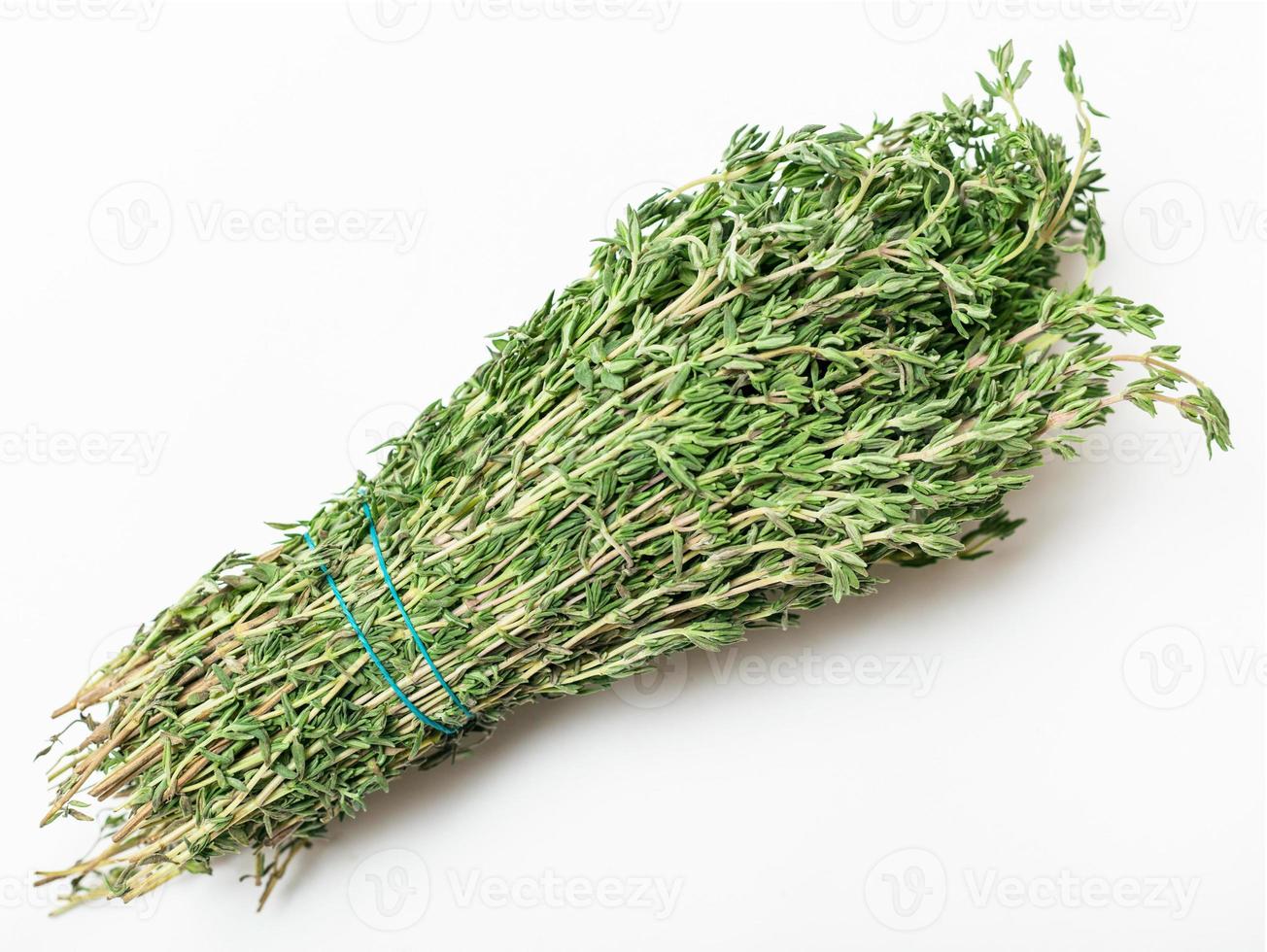 bouquet d'herbes de thym vert fraîchement coupées sur blanc photo