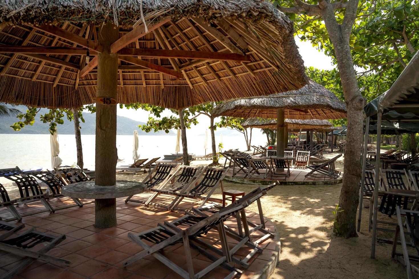 chaises longues de plage sous cabane photo