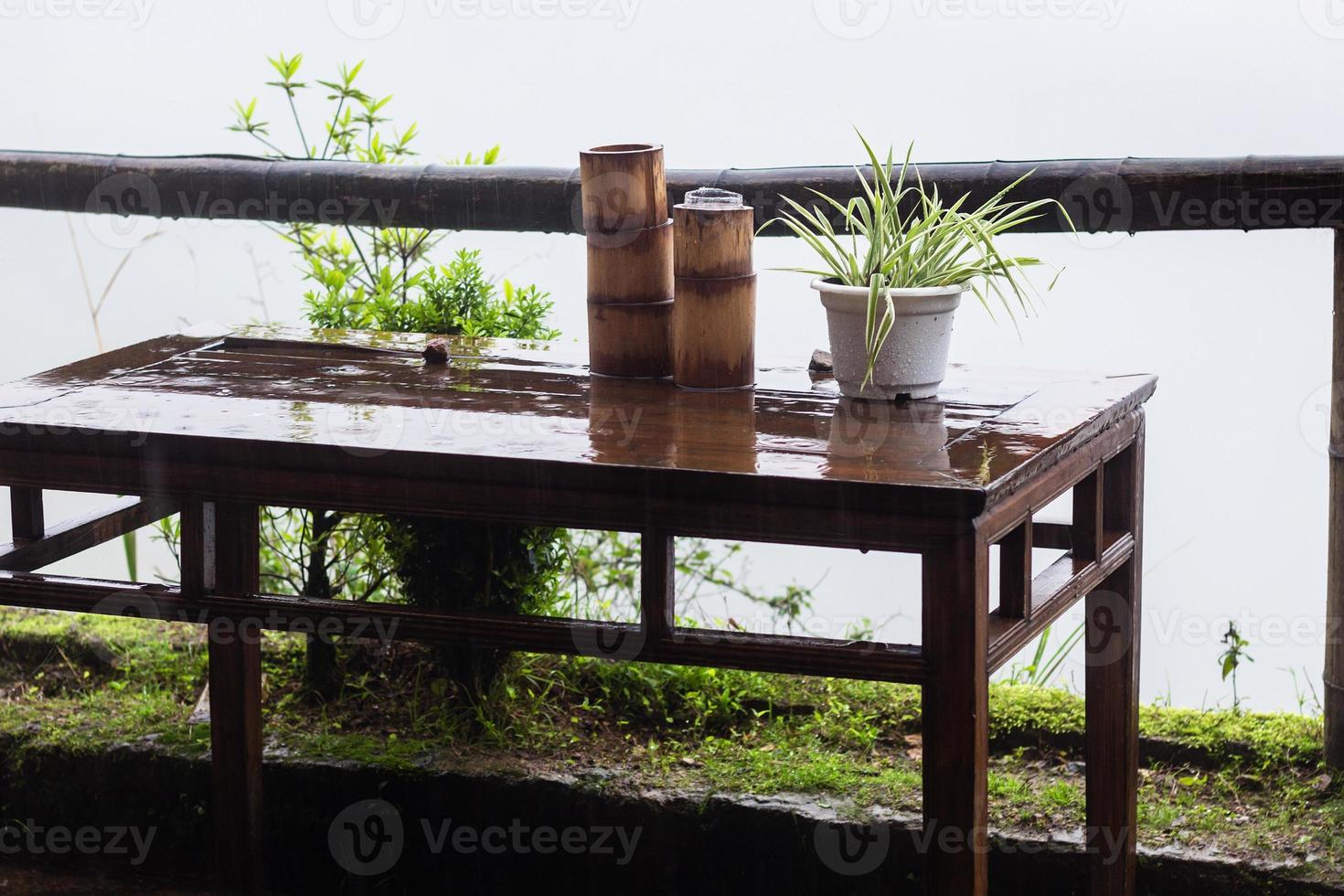 table humide sur terrasse dans village sous la pluie de printemps photo