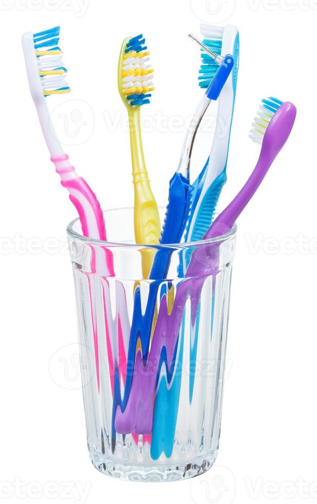 quatre brosses à dents et brosse interdentaire en verre photo