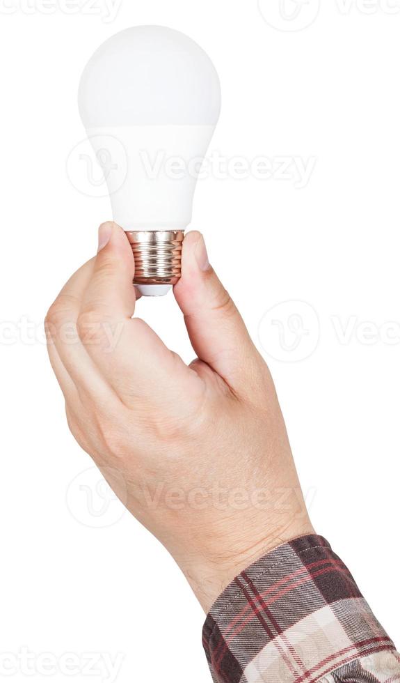 main tient une lampe à led compacte isolée photo