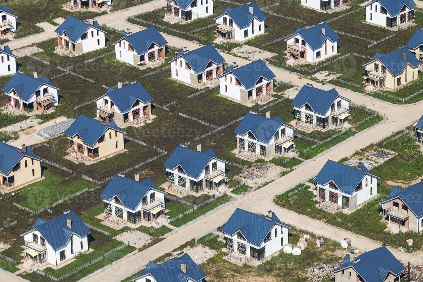 vue ci-dessus de nouveaux cottages avec pelouse photo